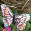Rosa sommerfugl med kontrastfarver