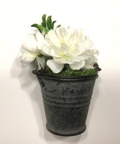 Hvide blomster i zinkpotte
