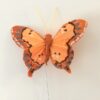 Lille gyldenbrun dekorativ sommerfugl