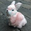Stor rosa kanin der sidder