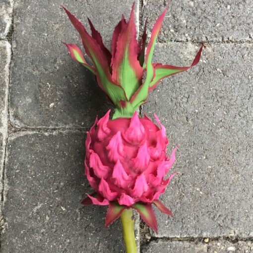 Kunstig pink ananas på pind