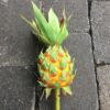 Kunstig orange ananas på pind