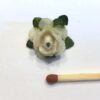 Små cremefarvet roser med bladbund