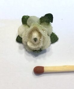 Små cremefarvet roser med bladbund